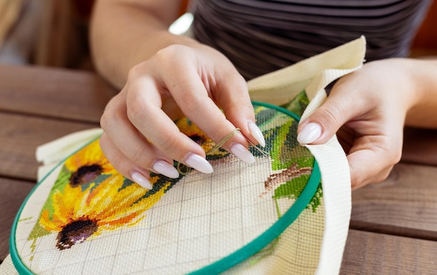 Warsztat wyszywania - ręce przy pracy